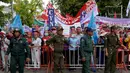 Otoritas Kamboja memblokade unjuk rasa buruh pada peringatan May Day di Phnom Penh, Senin (1/5). Pekerja di berbagai belahan dunia mengadakan aksi Hari Buruh Internasional dengan memadati jalan-jalan besar untuk menyuarakan aspirasi (TANG CHHIN SOTHY/AFP)