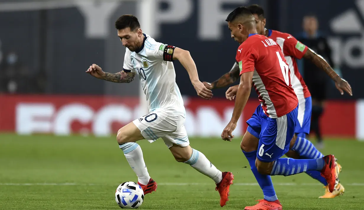Penyerang Argentina, Lionel Messi, berusaha melewati pemain Paraguay pada laga kualifikasi Piala Dunia 2022 zona CONMEBOl di Stadion La Bombanera, Jumat (13/11/2020) pagi WIB. Argentina imbang 1-1 oleh Paraguay. (Marcelo Endelli, Pool via AP)
