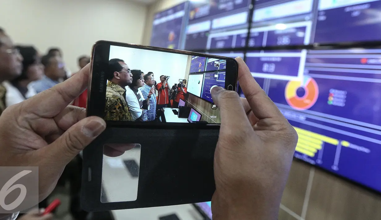 Sri Mulyani bersama Darmin Nasution dan Budi Karya Sumadi memperhatikan monitor di kantor pengelola portal INSW, Jakarta, Senin (6/2). Kunjungan ini dilakukan dalam rangka mengecek dashboard layanan perizinan ekspor impor. (Liputan6.com/Faizal Fanani)