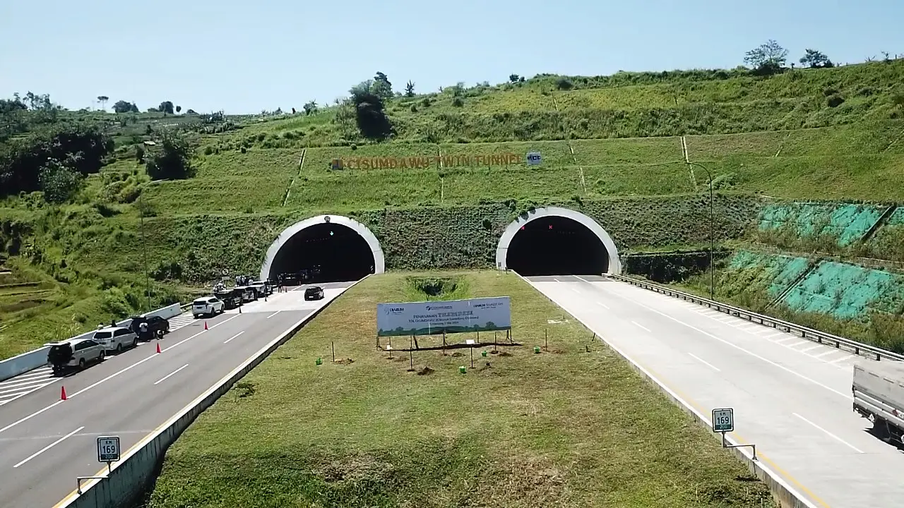 Komitmen Minimalkan Emisi Karbon, BLDF Tanam 4.297 Trembesi di Jalan Tol Cisumdawu