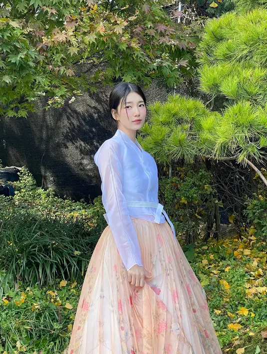 <p>Bae Suzy lewat akun Instagram managementnya mengunggah beberapa potret dirinya mengenakan hanbok. Beberapa potret Bae Suzy mengenakan hanbok ini sontak mendapatkan banyak perhatian dari para penggemarnya. Bae Suzy mengenakan beberapa pilihan hanbok terbaik yang memiliki siluet modern. Salah satunya adalah hanbok dua warna ini; atasan putih dengan roknya yang bernuansa oranye pastel. [Foto: Instagram/management_soop]</p>