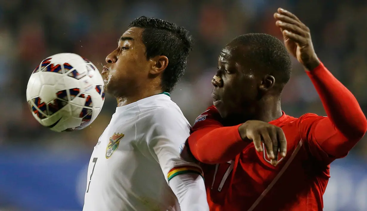 Penyerang Bolivia, Alcides Pena (kiri) mengontrol bola dari kejaran bek Peru, Luis Advincula  saat Copa Amerika 2015 di Estadio Municipal Bicentenario, Chile, (25/6/2015). Peru melaju ke semifinal usai mengalahkan Bolivia 3-1. (REUTERS/Andres Stapff)
