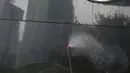 Petugas kesehatan melakukan peyemprotan disinfektan di bagian luar Gedung KPK, Jakarta, Rabu (18/3/2020). Penyemprotan dilakukan untuk mencegah penyebaran virus corona COVID-19. (merdeka.com/Dwi Narwoko)