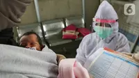 Bayi usai imunisasi di Posko Imunisasi, Kelurahan Bakti Jaya, Tangerang Selatan, Senin (11/5/2020). Imunisasi dasar selama pandemi  Covid-19 untuk bayi berusia 0 sampai 1 tahun dalam program pemerintah meliputi imunisasi BCG, DPT, polio, campak, dan Hib (Liputan6.com/Fery Pradolo)