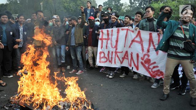 Protes Utang Negara, Mahasiswa Bakar Ban di Depan Istana
