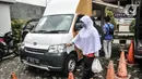 Warga usai membeli daging murah dalam program Food Truck Daging Goes to Kelurahan di Kelurahan Pisangan Baru, Jakarta, Rabu (17/2/2021).  Kegiatan ini digelar secara bertahap ke setiap kelurahan di wilayah Jakarta Timur mulai 16 Februari hingga 4 Juni 2021 mendatang. (merdeka.com/Iqbal S. Nugroho)