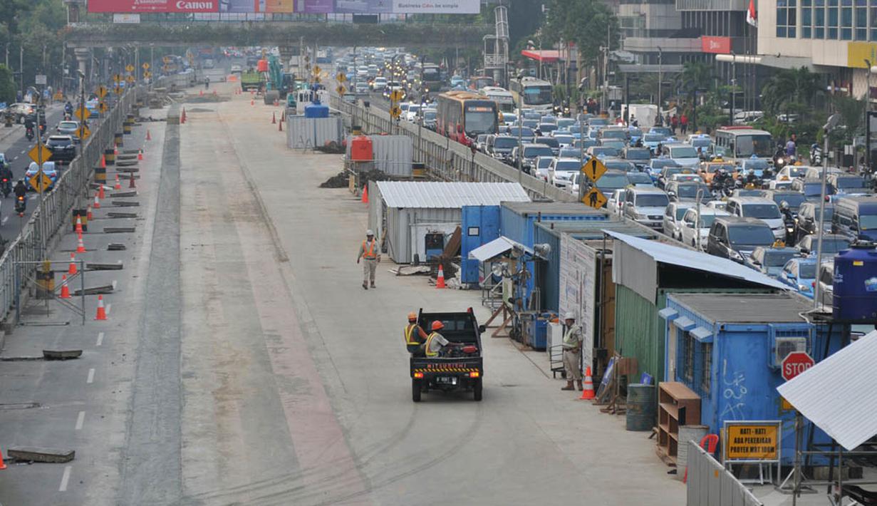 Pengalihan kendaraan dilakukan untuk mengerjakan stasiun bawah tanah di tengahnya, Jakarta, Rabu (4/6). (Liputan6.com/Johan Tallo)