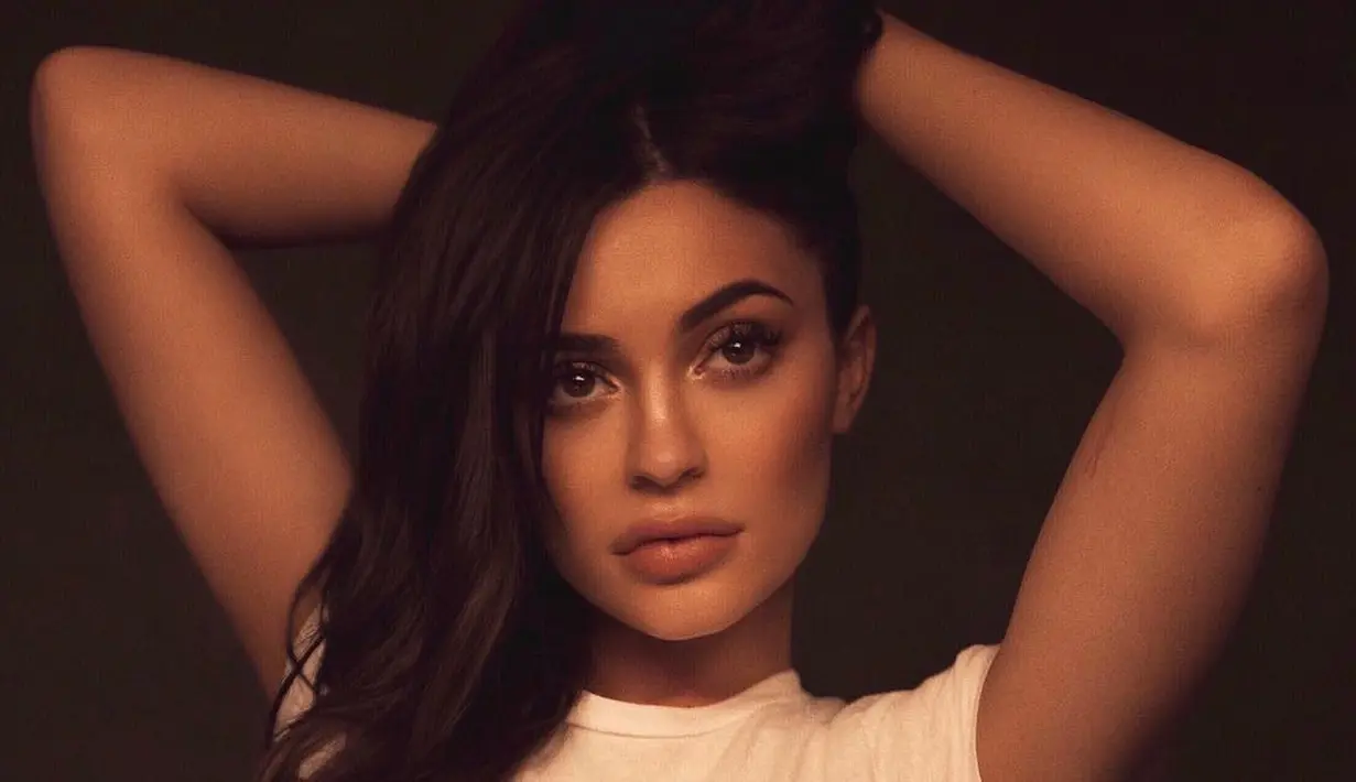 Menggunakan celana hitam dan baju crop berwarna abu-abu, ia memamerkan perutnya yang kini sudah mengecil. (instagram/kyliejenner)