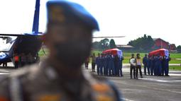 Jenazah korban jatuhnya helikopter NBO-105 milik Polri di perairan Manggar, Belitung Timur, Provinsi Kepulauan Bangka Belitung, tiba di Markas Polairud, Pondok Cabe, Tangerang Selatan, Rabu (30/11/2022). Jenazah Co Pilot Briptu M Lasminto dan Bripda Bripda M Chairul Anam rencananya akan dimakamkan di Serang dan Magetan. (merdeka.com/Arie Basuki)