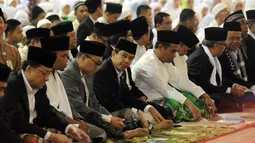 MenPAN-RB, Yuddy Chrisnandi (keempat kiri) bersiap mengikuti salat Idul Adha 1436 H di Masjid Istiqlal Jakarta, Kamis (24/9/2015). Salat Id dipimpin Imam Hasanudin dan khotbah disampaikan oleh  Amin Abdullah. (Liputan6.com/Helmi Fithriansyah)