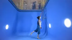 Seorang perempuan berfoto dengan instalasi "Kolam Renang" karya seniman asal Argentina, Leandro Erlich di Belo Horizonte, Brasil, Senin (20/9/2021). Instalasi tersebut dalam rangka pamerannya yang bertajuk "A Tension". (DOUGLAS MAGNO / AFP)