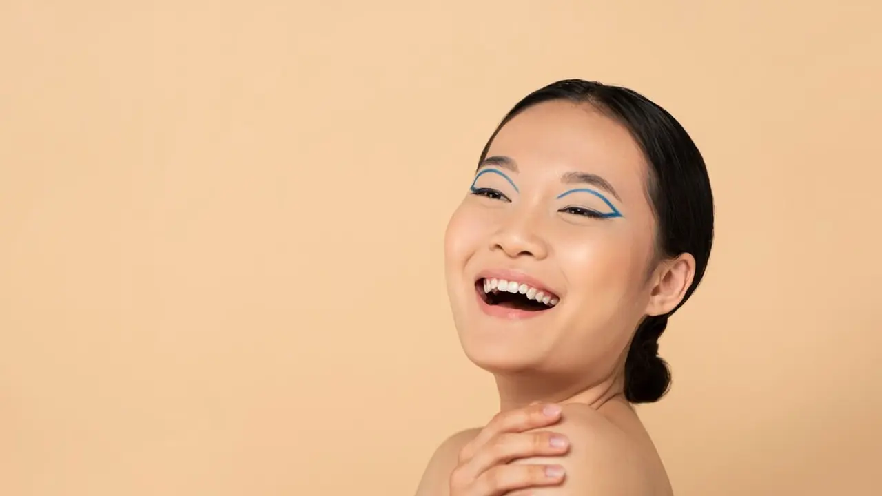 Tips membuat floating eyeliner