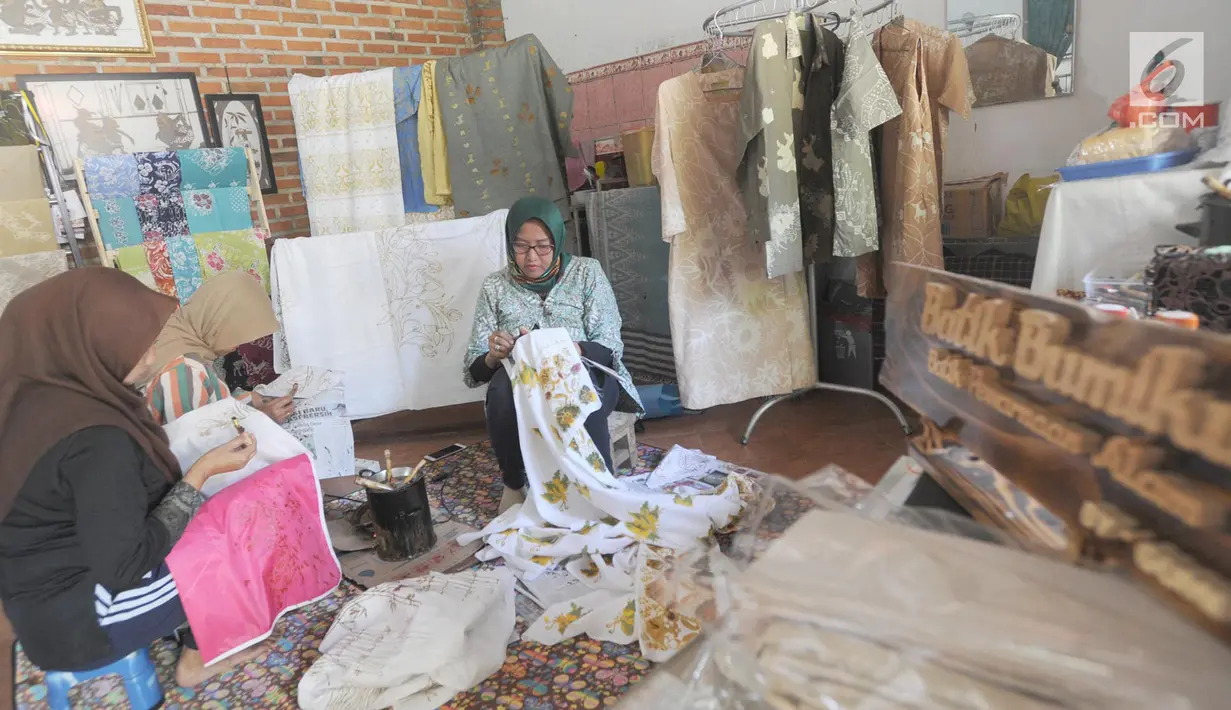Ibu-ibu Kelurahan Cibuluh membatik dengan pewarna alami buatan sendiri di Kampung Batik Cibuluh, Bogor, Selasa (27/8/2019). 50 ibu-ibu mengikuti permberdayaan ekonomi keluarga dengan membatik yang difaisilitasi Pemkot Bogor, lembaga zakat dan IPB sejak dua tahun terakhir. (merdeka.com/Arie Basuki)