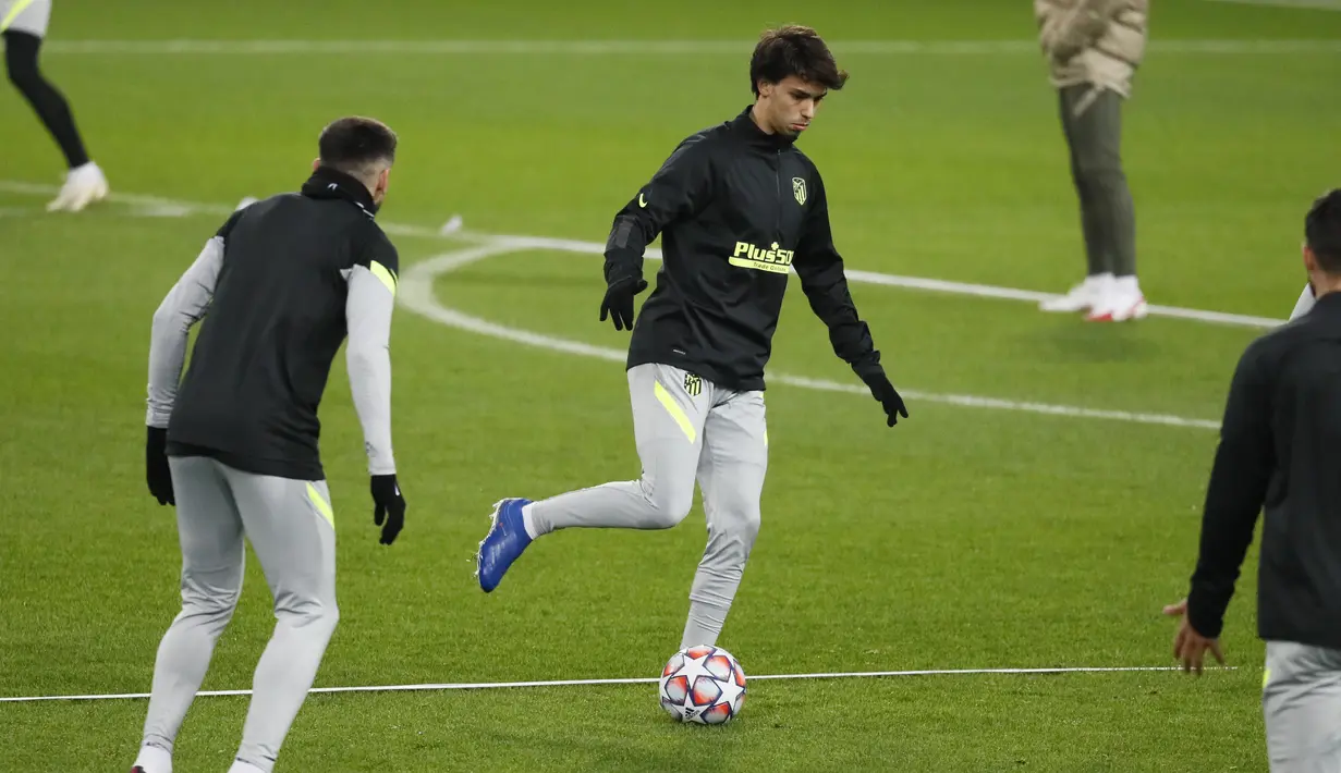 Gelandang Atletico Madrid, Joao Felix (tengah) mengontrol bola saat mengikuti sesi latihan tim di Moskow, Rusia, Senin (2/11/2020). Atletico Madrid akan bertanding melawan Lokomotiv Moscow pada grup A Liga Champions di Stadion RZD Arena. (Yuri Kochetkov/Pool via AP)