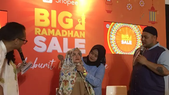 [Bintang] Tawarkan Hijab Mandjha, Ivan Gunawan Jual Baju Muslim dengan Harga Murah di E-Commerce Ini