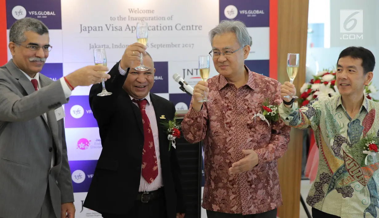 COO Australasia VFS Global Sriram Narayan (dari kiri) dan Duta Besar Jepang untuk Indonesia, Masafumi Ishii bersulang pada pembukaan Japan Visa Appplication Center di Jakarta, Jumat (8/9). (Liputan6.com/Faizal Fanani)