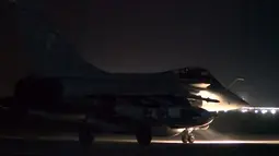 Jet tempur Prancis bersiap lepas landas dari lokasi yang dirahasiakan menuju Suriah (16/11). Prancis akan melakukan penyerangan ke ISIS sebagai tindakan Prancis menanggapi aksi penyerangan di Paris yang menewaskan lebih dari 130 orang. (Dailymail)