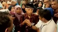 Gara-gara keberangkatannya ke Tanah Suci tertunda, ribuan jemaah umrah mendatangi sebuah agen perjalanan di Cibinong, Bogor. (Liputan 6 SCTV)