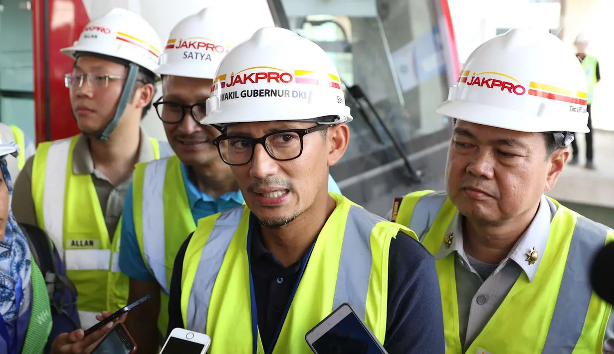 Wakil Gubernur DKI Sandiaga Uno memberikan keterangan saat meninjau proyek pembangunan kereta LRT di Kelapa Gading, Jakarta, Kamis (14/6). Tinjauan ini untuk mengecek kepastian kesiapan LRT jelang sertifikasi Kemenhub. (Liputan6.com/Immanuel Antonius)