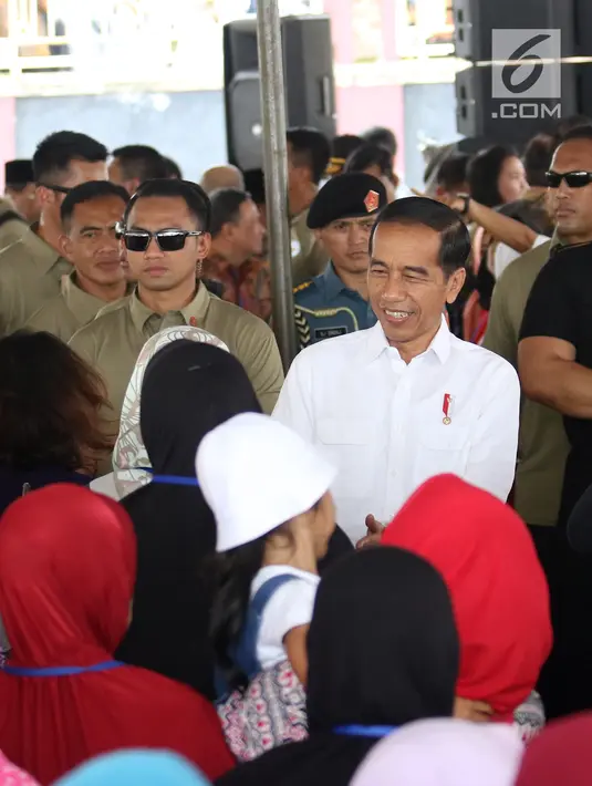 Presiden Joko Widodo atau Jokowi menyapa ibu-ibu penerima program Membina Keluarga Sejahtera (Mekaar) di Garut, Jawa Barat, Jumat (18/1). Jokowi mengatakan, kunci usaha adalah kerja keras. (Liputan6.com/Angga Yuniar)