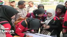 Peringatan Hari Buruh di Bekasi, Jawa Barat, diwarnai dengan aksi simpatik Polres setempat dengan menggelar bermacam pelayanan gratis bagi para buruh.