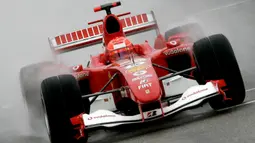 Schumacher mampu memenangi 17 dari 30 balapan lintasan basah yang dilakoninya membuat dirinya diberi julukan Raja Lintasan Basah. Julukan Raja Lintasan Basah kemudian mendunia seiring semakin suksesnya Schumacher di Formula 1. (AFP/Jose Jordan)