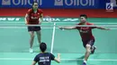 Praveen Jordan/Melati Daeva Oktavianti (Indonesia) saat melawan Lee Chun Hei Reginald/Chau Hoi Wah (Hong Kong) pada Indonesia Open 2018 di Istora GBK Jakarta, (3/7). Praveen Jordan/Melati Daeva kalah 21-17, 14-21, 17-21. (Liputan6.com/Helmi Fithriansyah)