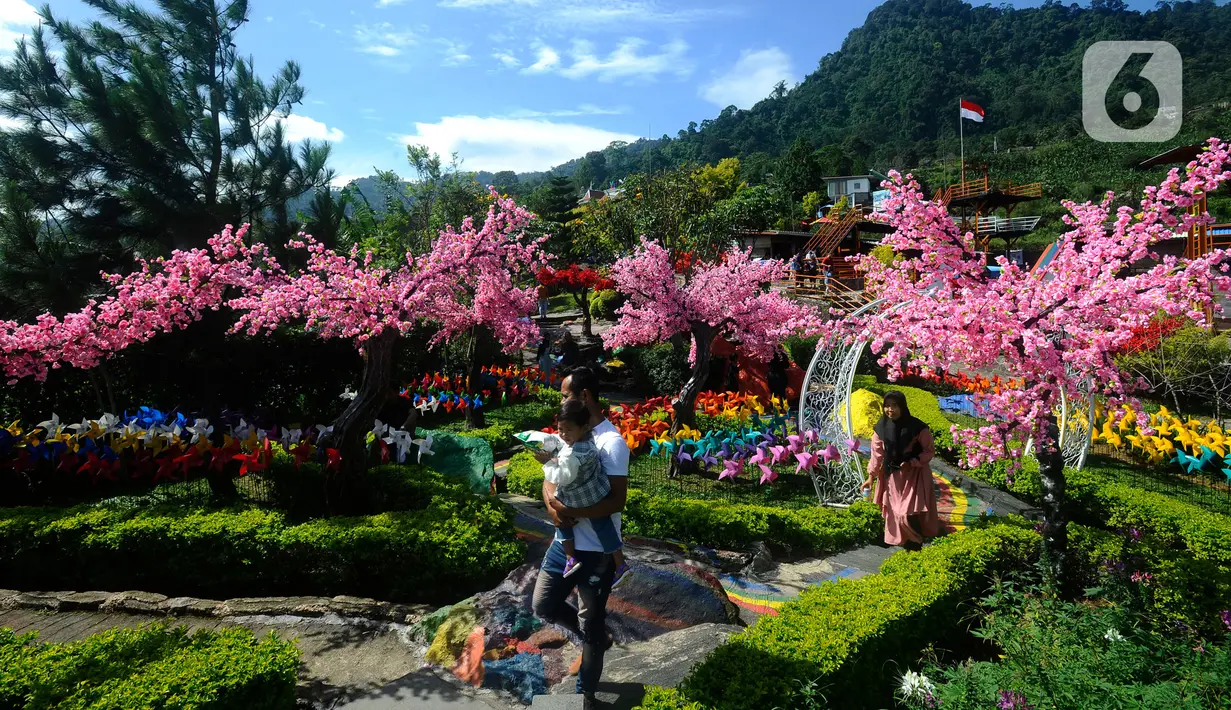 Wisatawan menikmati tempat wisata yang Instagrammable di kawasan Puncak Dua, Sukamakmur, Bogor, Jumat (6/1/2023). Meski kawasan Puncak Dua belum dikembangkan secara maksimal oleh Pemkab Bogor dan pemerintah pusat, warga seputar Jabodetabek dan Cianjur tetap antusias mengunjungi kawasan ini sebagai tempat wisata alternatif selain kawasan Puncak dan sekitarnya yang selalu didominasi kemacetan lalu lintas. (merdeka.com/Arie Basuki)