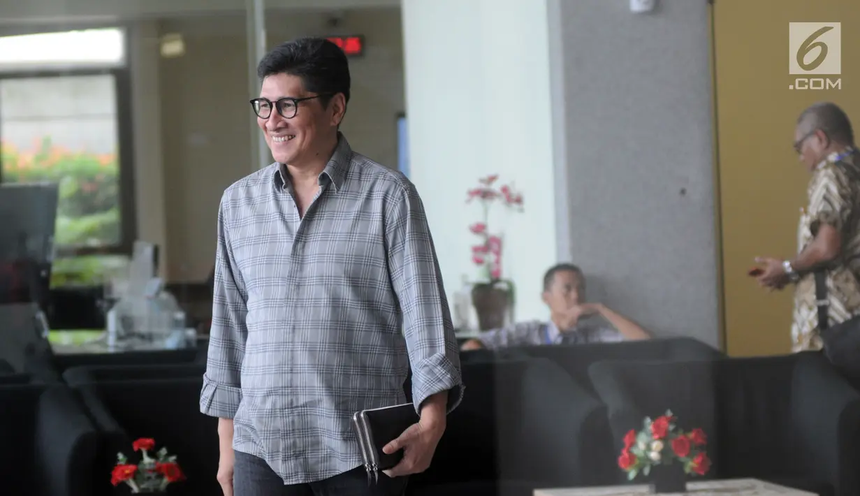 Mantan anggota Banggar DPR Mirwan Amir berjalan meninggalkan gedung KPK usai menjalani pemeriksaan, Jakarta, Senin (04/06). Mirwan Amir diperiksa sebagai saksi terkait kasus dugaan korupsi proyek KTP Elektronik. (Merdeka.com/Dwi Narwoko)