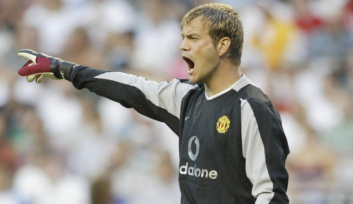Kiper asal Irlandia Utara, Roy Carroll yang telah pensiun pada Januari 2023 bersama Ballinamallard, didatangkan Manchester United dari Wigan Athletic pada awal musim 2001/2002. Hanya tampil 72 kali selama 4 musim, dan lebih banyak diplot sebagai kiper pelapis, kecuali pada musim terakhirnya, ia akhirnya dilepas permanen ke West Ham United pada awal musim 2005/2006 dengan status bebas transefr dan hanya bertahan dua musim saja. (AFP/Getty Images/Laurence Griffiths)