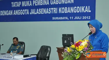 Citizen6, Surabaya: Ketua Pengurus Gabungan, Ny Soebaidah Djoko Teguh W, memberikan Prakata dalam rangka Tatap Muka dengan Pembina Jalasenastri Koban, di Aula Bhineka Wirya, Pusat Pendidikan Bantuan Administrasi, Bumimoro. (Pengirim: Penkobangdikal).