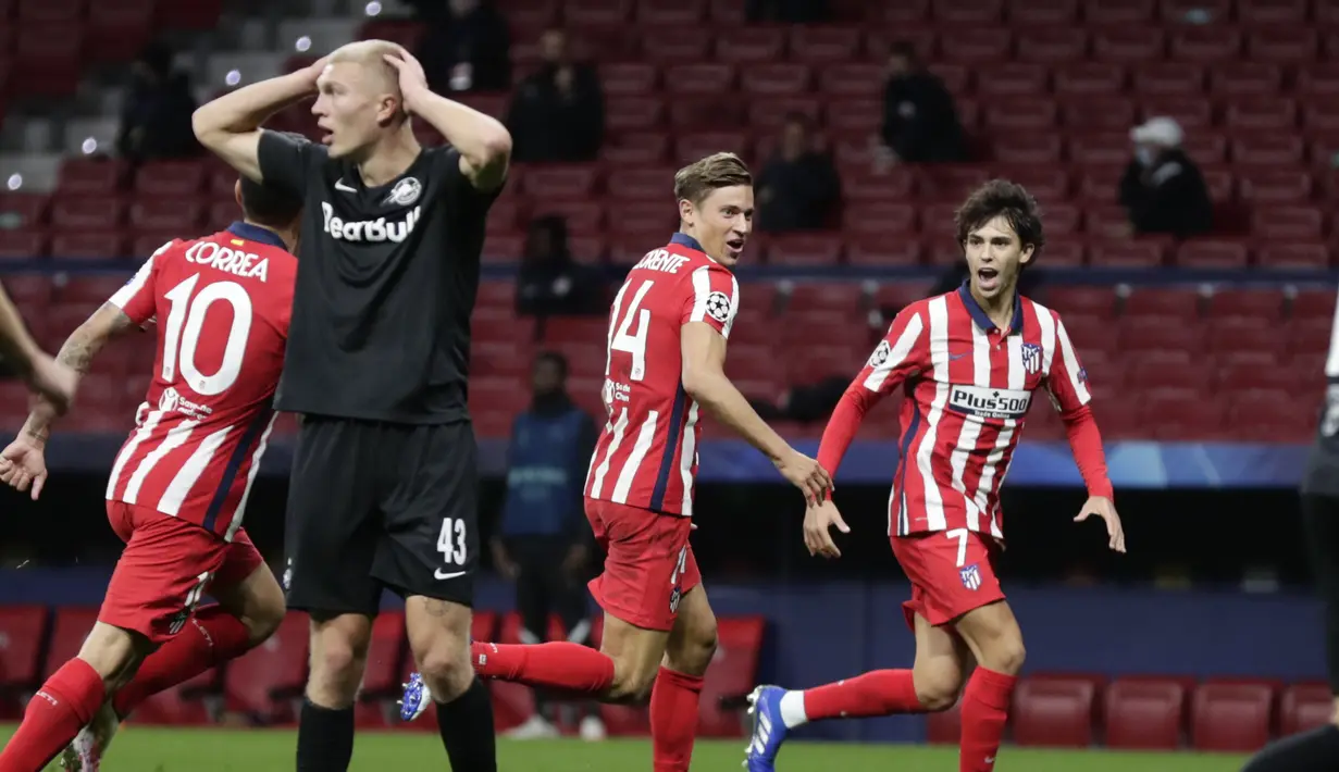 Pemain Atletico Madrid, Marcos Llorente (tengah) berselebrasi usai mencetak gol ke gawang Salzburg pada pertandingan grup A Liga Champions di stadion Wanda Metropolitano di Madrid, Spanyol, Selasa (27/10/2020).  Atletico Madrid menang 3-2 atas Salzburg. (AP Photo/Manu Fernandez)