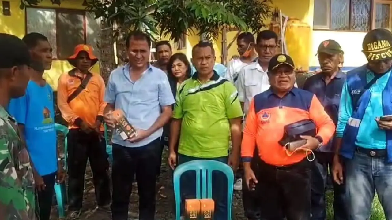 Penjabat Bupati Flores Timur, Doris Alexander Rihi saat menyalurkan masker untuk warga terdampak erupsi Gunung Lewotobi (Liputan6.com/Ola Keda)