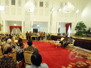 Presiden Joko Widodo menyaksikan penandatanganan nota kesepahaman (MoU) tentang Gerakan Nasional Penyelamatan SDA di Istana Kepresidenan, Jakarta, Kamis (19/3/2015). 29 Kementerian serta 12 pemprov menandatangani MoU tersebut. (Liputan6.com/Faizal Fanani)