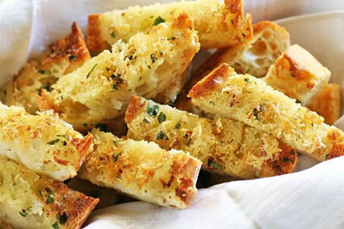 Garlic bread/copyright Simply Recipes