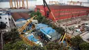Badai yang menerjang kota Dongguan menyebabkan sebuah crane runtuh menimpa bangunan sementara dua lantai di Guangdong, Tiongkok, Rabu (13/4). 18 orang tewas sementara belasan lainnya dilarikan ke rumah sakit akibat kejadian tersebut. (AFP/CHINA OUT)
