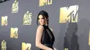Kendall Jenner berpose di karpet merah acara MTV Movie Awards 2016 di Burbank, California, Sabtu (9/4). Model cantik itu memamerkan kaki jenjangnya yang dililit tali heels sepaha. (Emma McIntyre/Getty Images for MTV/AFP)