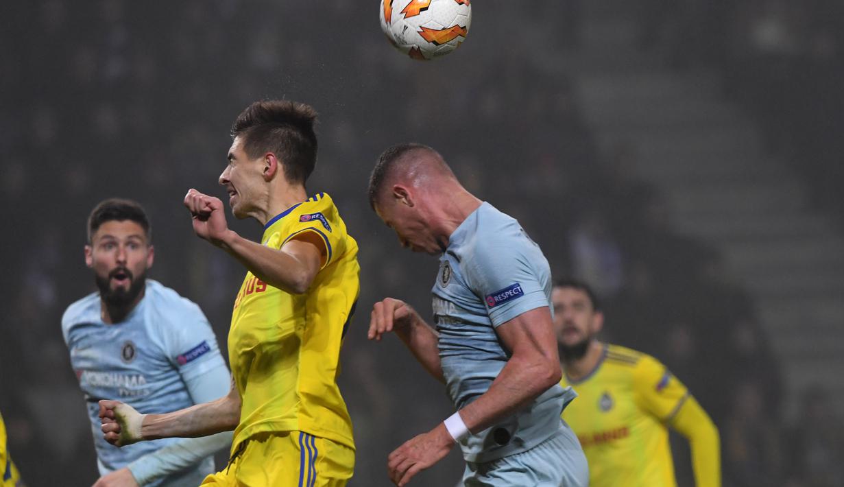 Gelandang Bate Borisiv, Aleksey Riov berduel dengan Ross Barkley di laga lanjutan Grup L Liga Europa 2018/19 yang berlangsung di Stadion Borisov Arena (9/11). Chelsea menang 1-0 (AFP/Kirill Kudrayavsev)