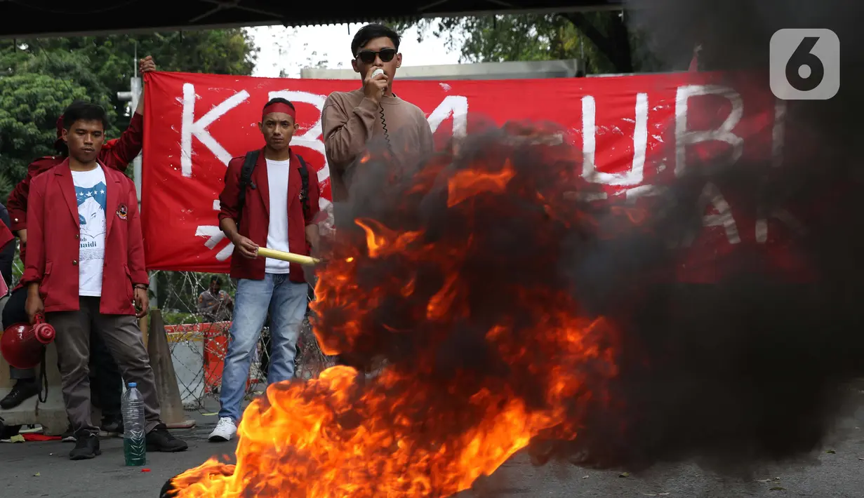 Mahasiswa dari berbagai elemen dan kampus berunjuk rasa di kawasan Patung Kuda Jalan Medan Merdeka Barat, Jakarta, Selasa (10/11/2020). Mahasiswa menuntut pencabutan pengesahan Omnibus Law UU Cipta Kerja melalui Perppu. (Liputan6.com/Helmi Fithriansyah)