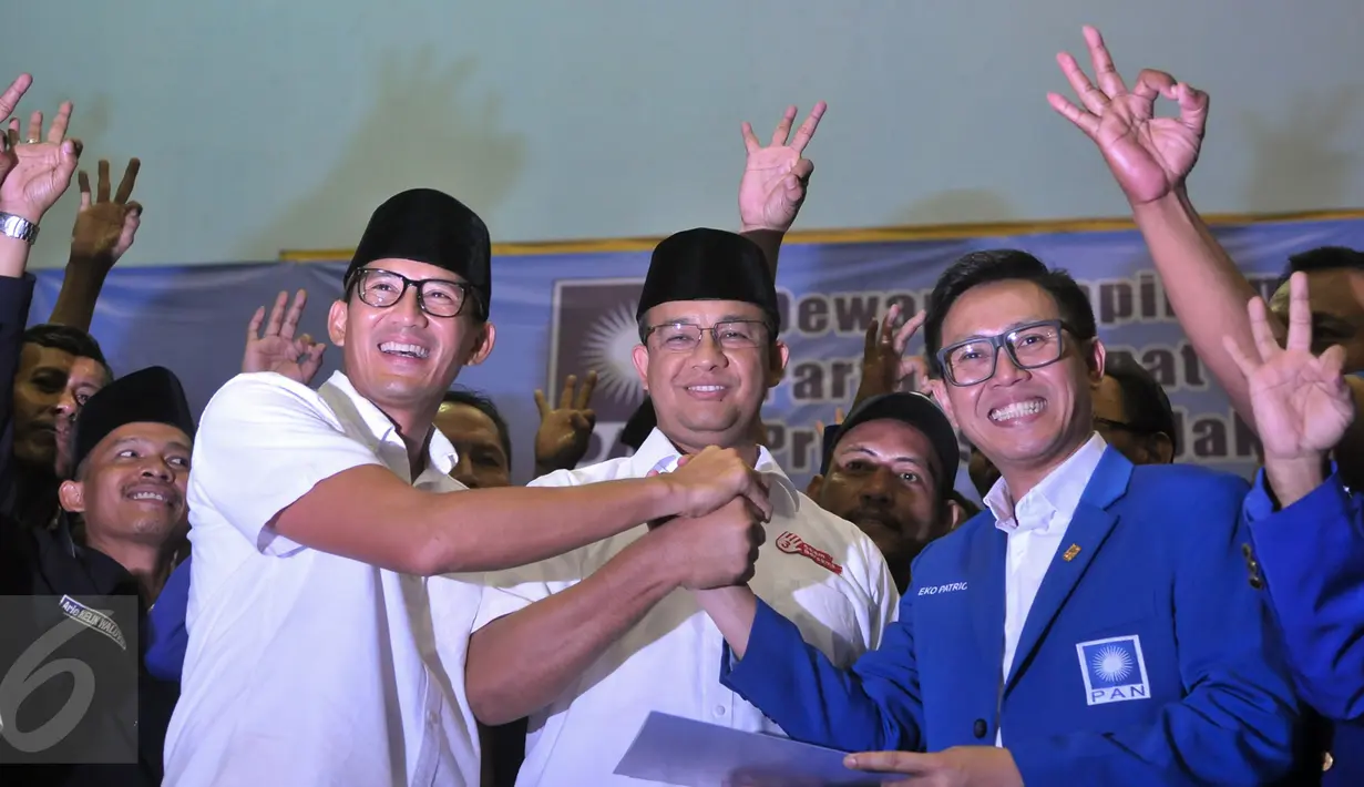 Cagub-Cawagub DKI Jakarta, Anies-Sandi bersama Ketua DPW PAN, Eko Hendro Purnomo saat deklarasi di GOR Jakarta Utara, Sabtu (18/3). DPW PAN DKI Jakarta deklarasikan dukungan untuk Anies-Sandi sebagai Cagub-Cawagub DKI Jakarta. (Liputan6.com/Yoppy Renato)