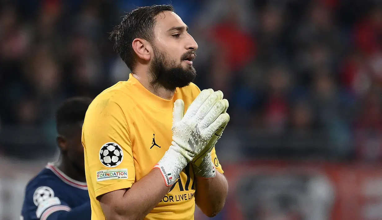 Gianluigi Donnarumma menggegerkan Melanisti usai dirinya memilih hengkang dari AC Milan menuju PSG. Namun, kiper utama Italia ini, harus kalah bersaing dengan Keylor Navas. Ia tercatat baru bermain sebanyak lima kali dengan menorehkan satu clean sheet. (AFP/Franck Fife)