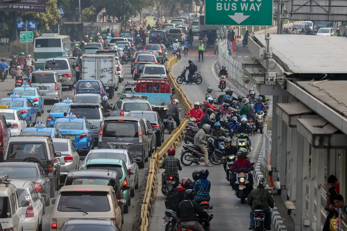 20150925-Razia Jalur Busway-Jakarta