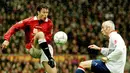 1. Ronny Johnsen. Memperkuat Manchester United dalam rentang 1996-2002 dengan mencatat 150 kali penampilan di semua kompetisi dan mencetak 9 gol. Menjadi bagian tim saat mraih treble pada musim 1998/1999. Ia pensiun pada 3 November 2008 saat memperkuat Valerenga. (AFP/Peter Wilcock/PA)