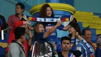 Eva Gonzales dan istri beberapa pemain Arema lainnya, bersatu menggelar aksi sosial. (Bola.com/Iwan Setiawan)