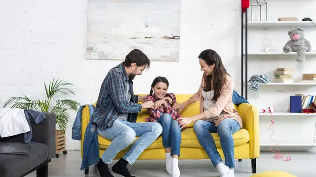 Cara Berkomunikasi dengan Anak yang Mulai Beranjak Remaja (photo by freepik.com)