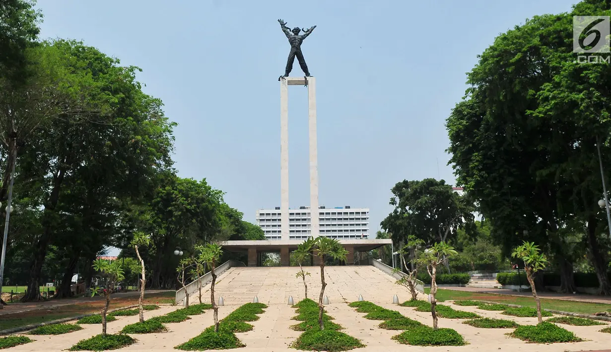 Monumen Pembebasan Irian Barat yang berada di dalam Taman Banteng, Jakarta Pusat, Sabtu (7/10). Pemprov DKI merevitalisasi Taman dan Lapangan Banteng menjadi berstandar internasional dengan menggunakan dana dari program CSR. (Liputan6.com/Helmi Afandi)
