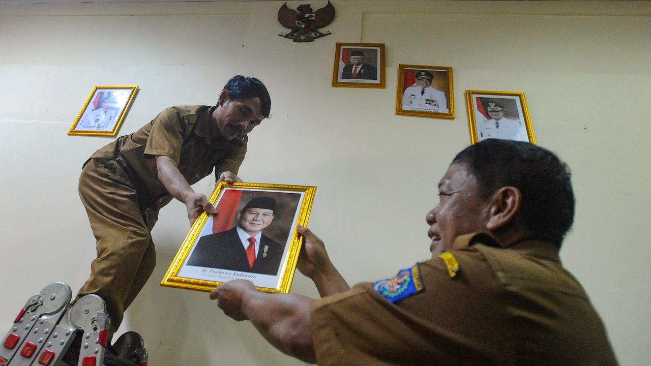 Murid sekolah pasang foto Presiden Prabowo di ruang kelas