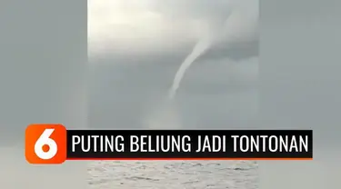 Fenomena alam angin puting beliung yang mengangkat air terjadi di perairan Selat Bali, Banyuwangi, Jawa Timur. Pusaran angin yang kuat merusak perahu nelayan dan sejumlah rumah. Meski begitu fenomena alam ini justru jadi tontonan warga.