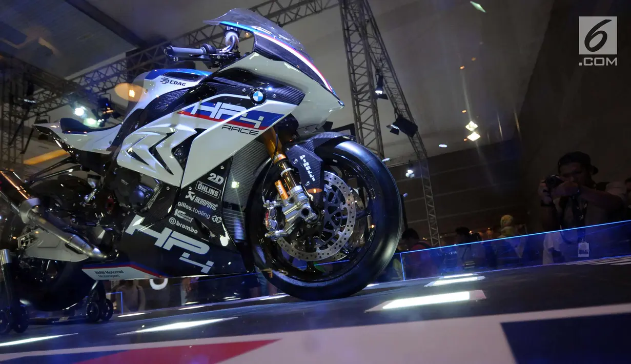 Tampilan motor BMW HP4 Race di Indonesia International Motor Show 2018 di JIExpo, Jakarta, Jumat (20/4). HP4 Race dibekali perangkat elektronik termutakhir, seperti kontrol traksi 15 level dan engine brake control. (Liputan6.com/Helmi Fithriansyah)