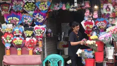 Penjual tengah menata bunga mawar di kawasan Rawa Belong, Jakarta, Senin (14/2/2022). Hari Valentine yang diperingati setiap 14 Februari menjadi berkah bagi para penjual bunga karena banyak pesanan bunga di momen kasih sayang tersebut. (Liputan6.com/Angga Yuniar)